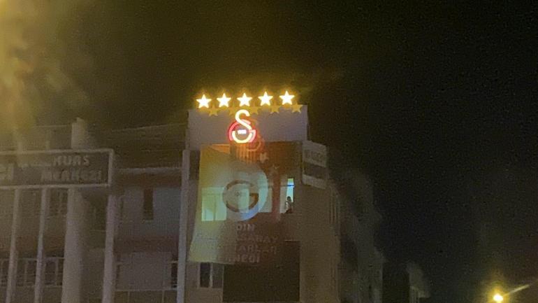 Aydın’da Galatasaray’ın şampiyonluğu kutlandı: Coşkulu bir aile bebeklerini yolun ortasında unuttu