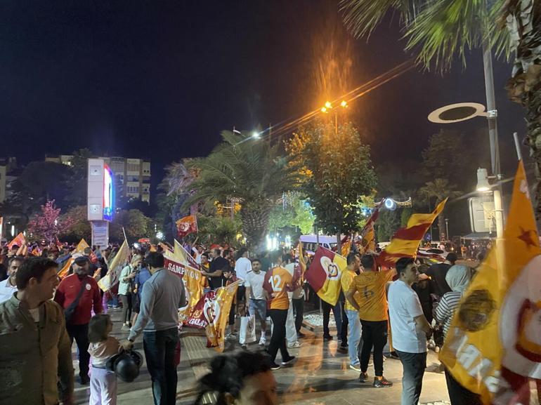 Aydın’da Galatasaray’ın şampiyonluğu kutlandı: Coşkulu bir aile bebeklerini yolun ortasında unuttu