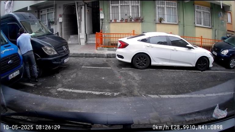 Kağıthane’de hatalı parka kızdı aracının aynasını kırdı; Adamın aynasını kır tepkisi