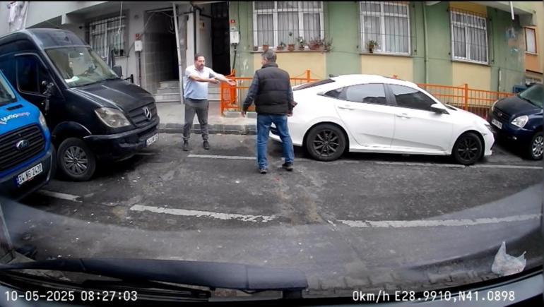 Kağıthane’de hatalı parka kızdı aracının aynasını kırdı; Adamın aynasını kır tepkisi