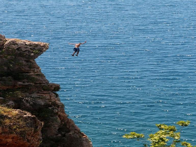 30 metrelik falezlerden denize tehlikeli atlayış