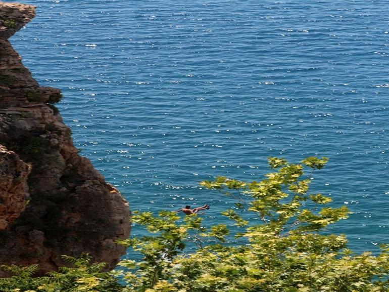 30 metrelik falezlerden denize tehlikeli atlayış