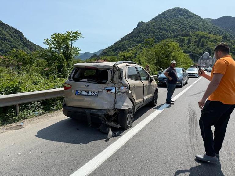 Kamyonet cipe arkadan çarptı; 2 yaralı