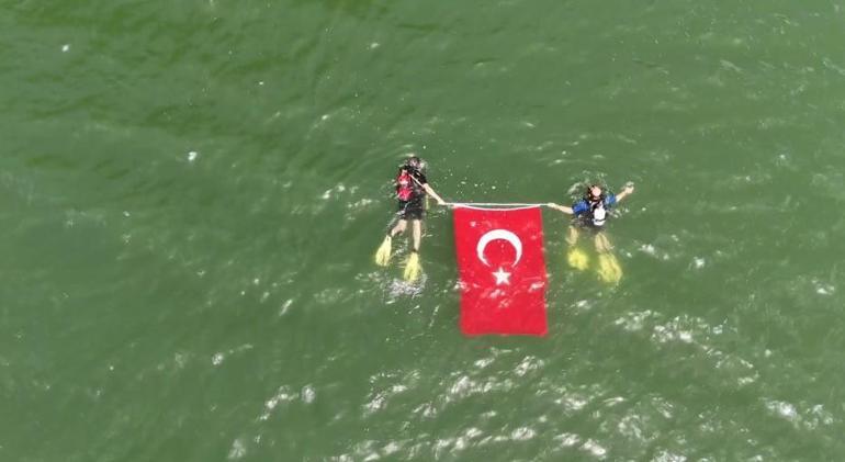19 Mayıs’ı su altında Türk Bayrağı açarak kutladılar