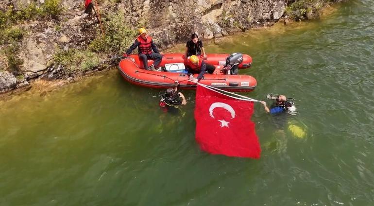 19 Mayıs’ı su altında Türk Bayrağı açarak kutladılar