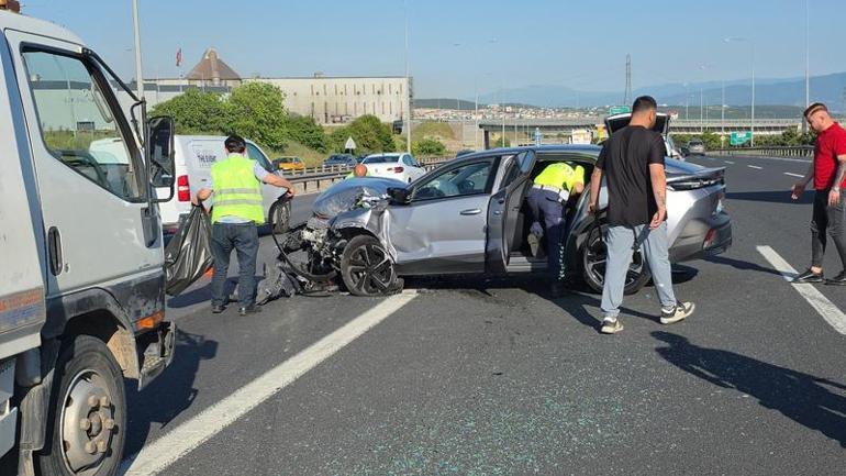 Anadolu Otoyolu Gebze geçişinde otomobille, hafif ticari araç çarpıştı; 2 yaralı