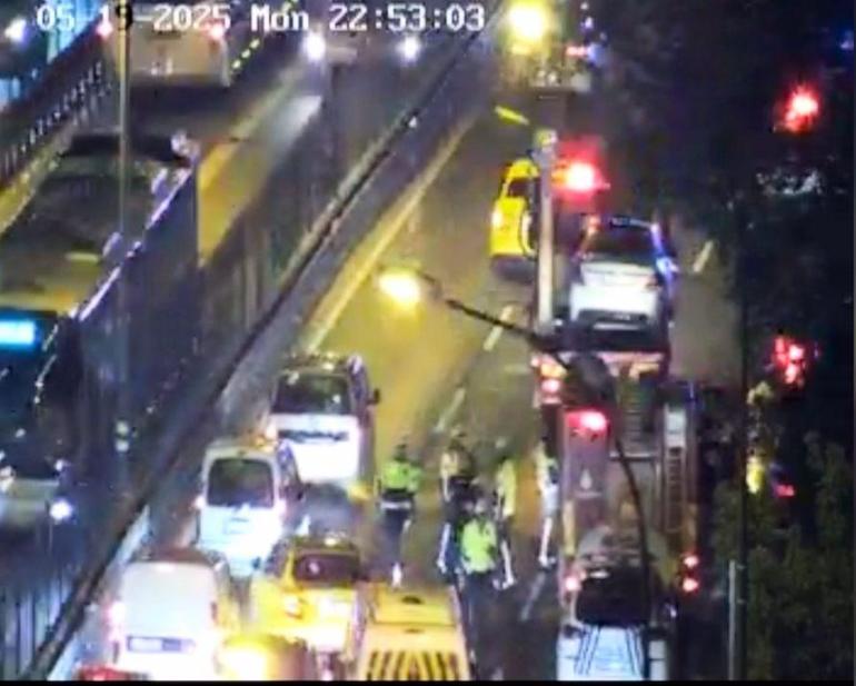 Mecidiyeköyde otomobil alev alev yandı; D-100 karayolu trafiğe kapatıldı