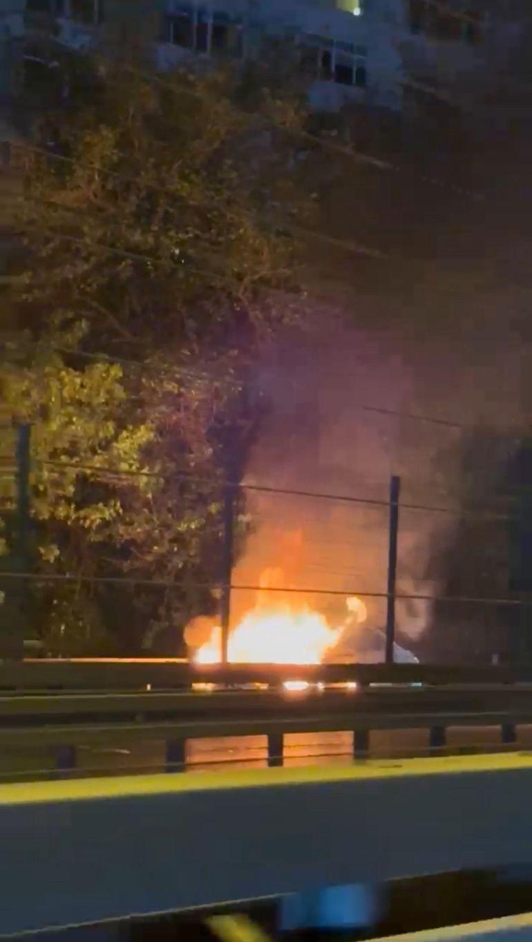 Mecidiyeköyde otomobil alev alev yandı; D-100 karayolu trafiğe kapatıldı