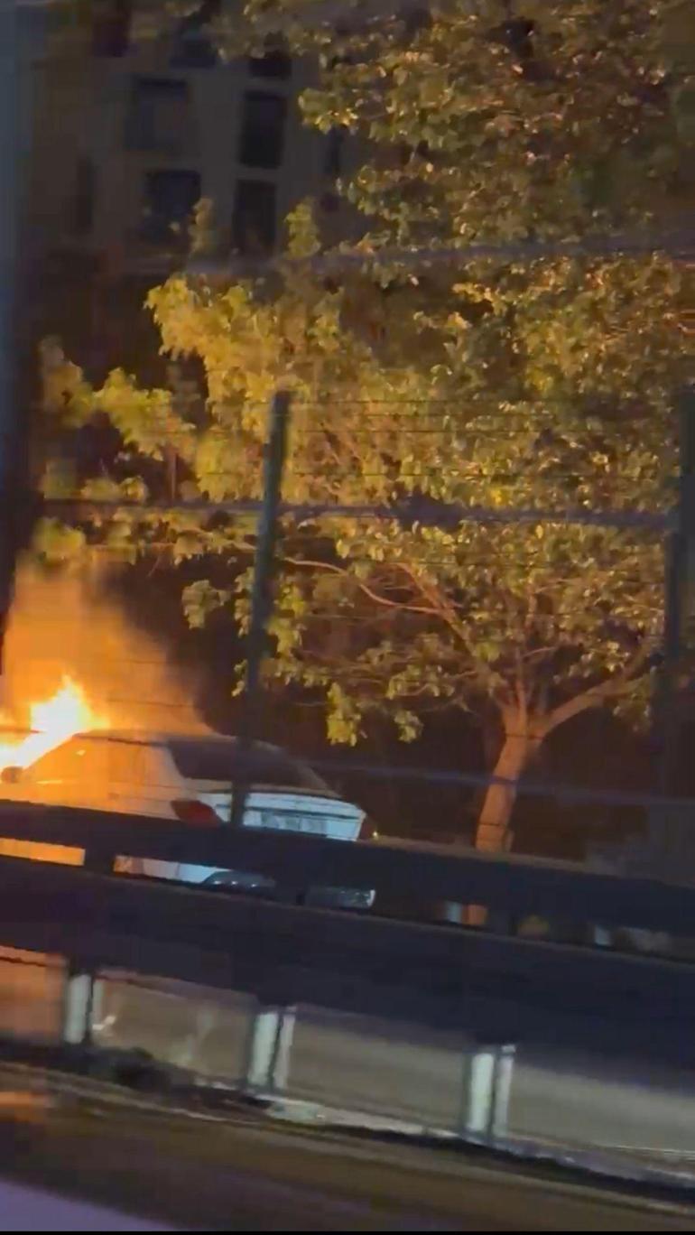 Mecidiyeköyde otomobil alev alev yandı; D-100 karayolu trafiğe kapatıldı