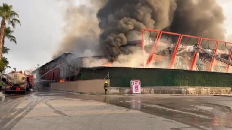 Mersinde elektronik eşya fabrikasındaki yangın kontrol altında