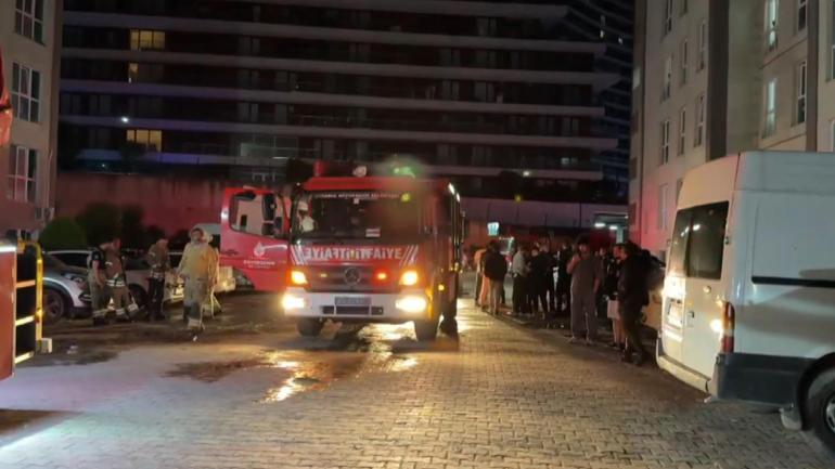 Esenyurtta sitede yangın; 8nci kattan atlayan kadın hastaneye kaldırıldı