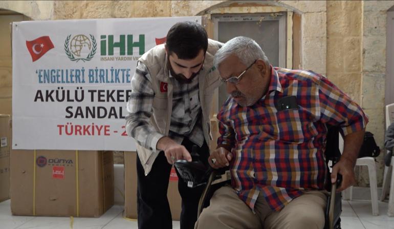 İHH, 60 adet akülü tekerlekli sandalye dağıttı