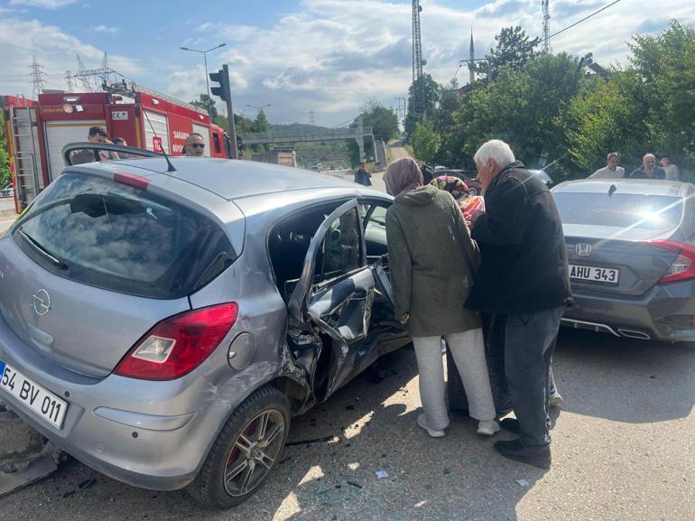Sakaryada iki otomobil çarpıştı: 4 yaralı