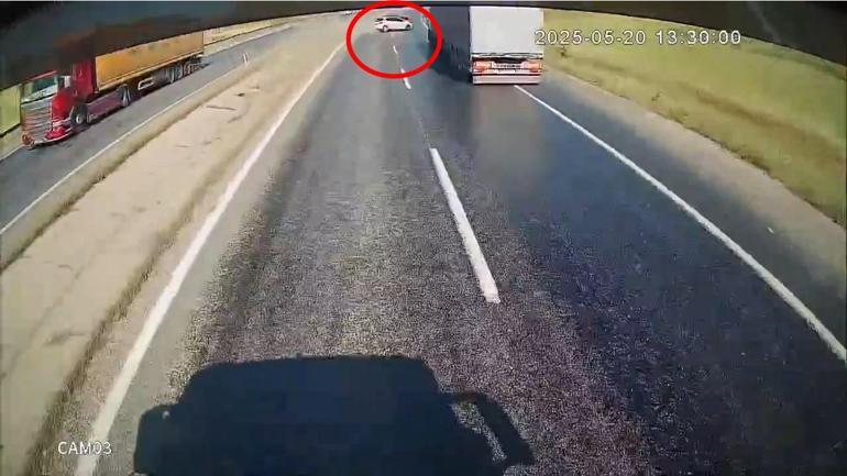 Hatalı sollama yapan sürücü kazaya neden oldu; o anlar kamerada
