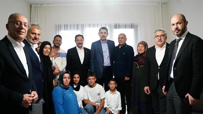 Bakan Kurum, Hatayda evlerinin yapımı tamamlanan depremzede aileye misafir oldu