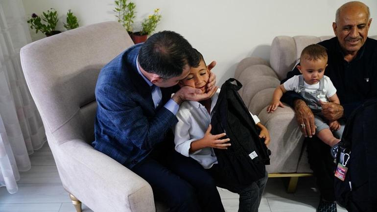 Bakan Kurum, Hatayda evlerinin yapımı tamamlanan depremzede aileye misafir oldu