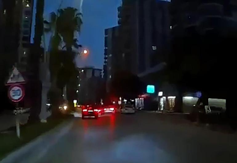 Ehliyetsiz sürücünün makas atarken trafiği birbirine kattığı anlar kamerada