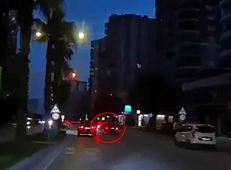 Ehliyetsiz sürücünün makas atarken trafiği birbirine kattığı anlar kamerada