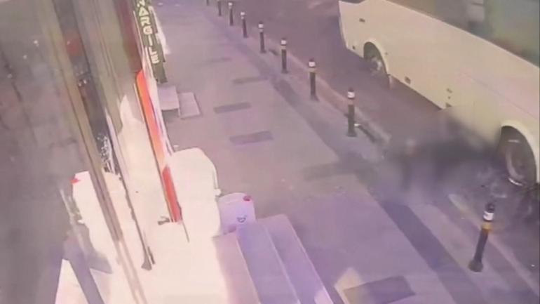 Küçükçekmecede fenalaşıp yola düşen yayayı servis minibüsü ezdi