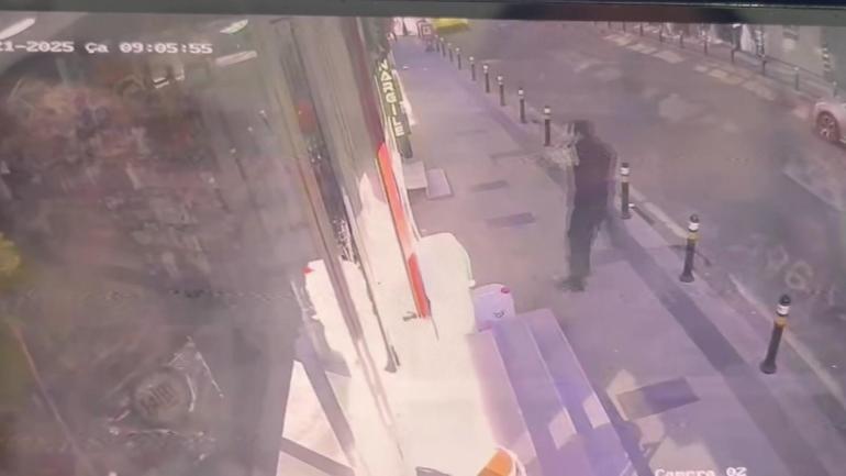 Küçükçekmecede fenalaşıp yola düşen yayayı servis minibüsü ezdi