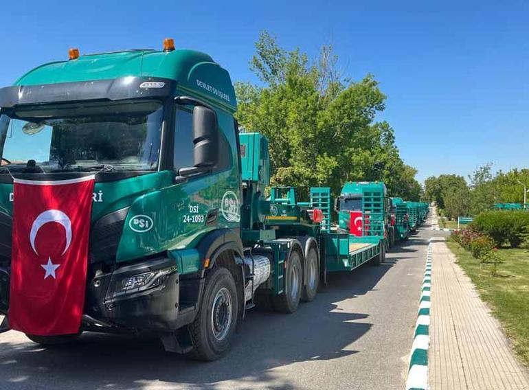 Bakan Yumaklı: 25 treyler çekicisi ve 2 yüzer paletli amfibik ekskavatörü envantere kazandırıldı