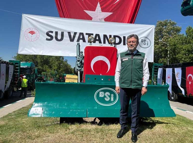 Bakan Yumaklı: 25 treyler çekicisi ve 2 yüzer paletli amfibik ekskavatörü envantere kazandırıldı