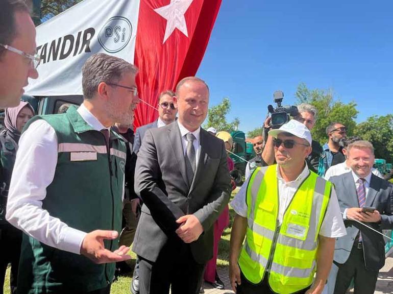 Bakan Yumaklı: 25 treyler çekicisi ve 2 yüzer paletli amfibik ekskavatörü envantere kazandırıldı