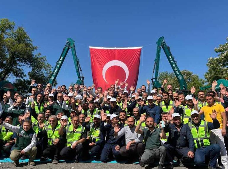 Bakan Yumaklı: 25 treyler çekicisi ve 2 yüzer paletli amfibik ekskavatörü envantere kazandırıldı