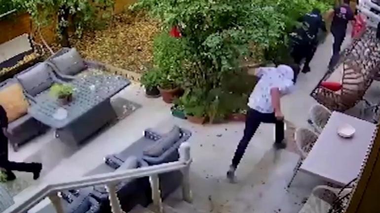 İhbara gelen polisi bıçaklayan Emrenin babası: Emre Şeytanlar bastı diyerek domates, salatalık fırlatıp sirke döküyordu