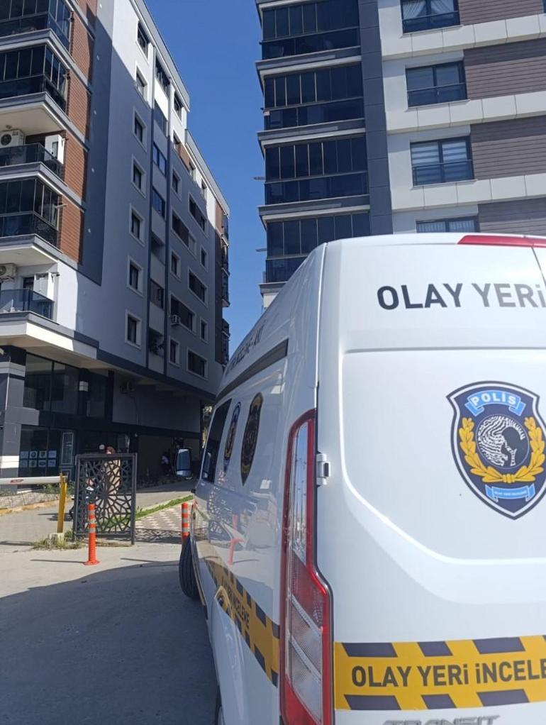 Emekli doktor evinde ölü bulundu