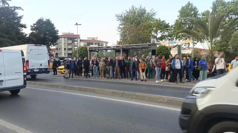 İstanbulda halk otobüsleri kontak kapattı; duraklarda yoğunluk oluştu