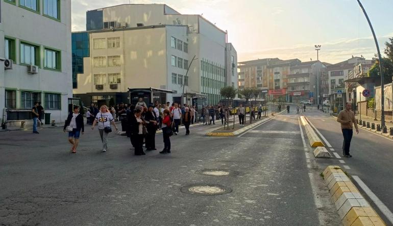 İstanbulda halk otobüsleri kontak kapattı; duraklarda yoğunluk oluştu