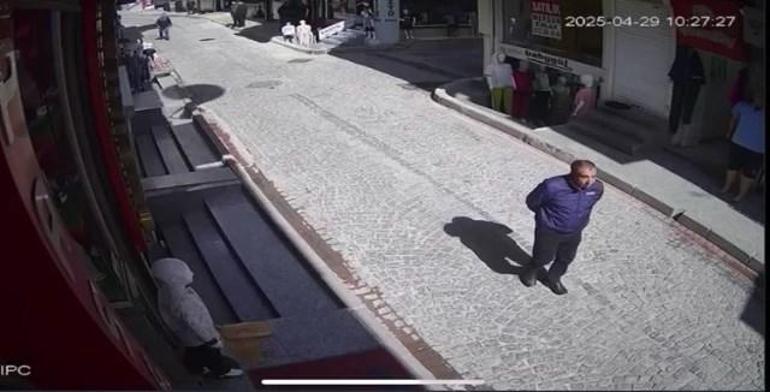 Fatih’te sokakta yürürken üzerine çanak anten düştü; o anlar kamerada