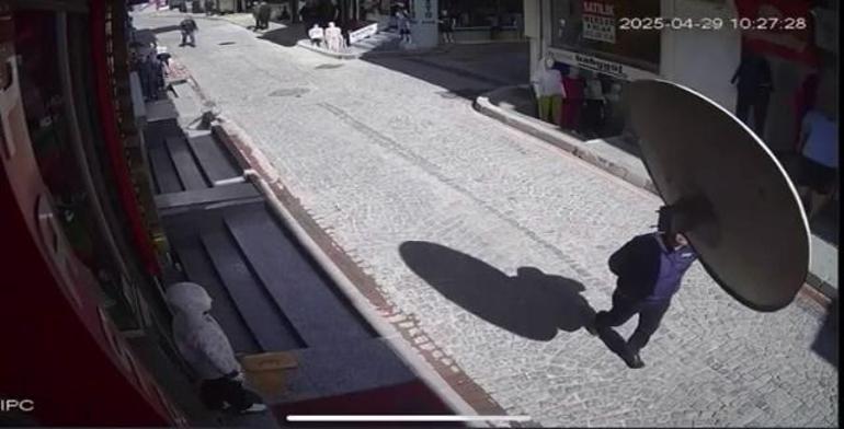 Fatih’te sokakta yürürken üzerine çanak anten düştü; o anlar kamerada