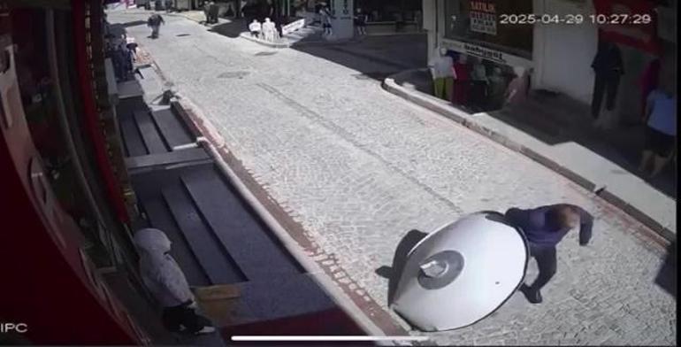 Fatih’te sokakta yürürken üzerine çanak anten düştü; o anlar kamerada