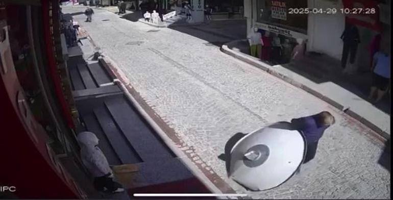 Fatih’te sokakta yürürken üzerine çanak anten düştü; o anlar kamerada