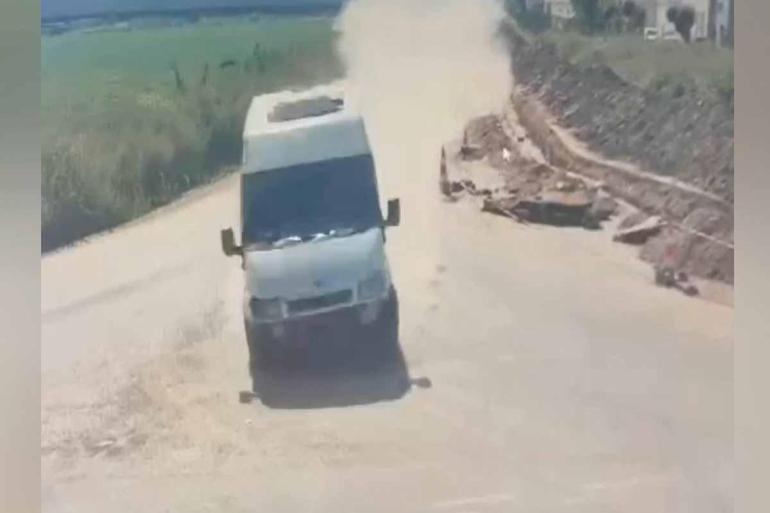 Otomobile çarpan minibüsün takla attığı kaza kamerada: 2si ağır, 3 yaralı