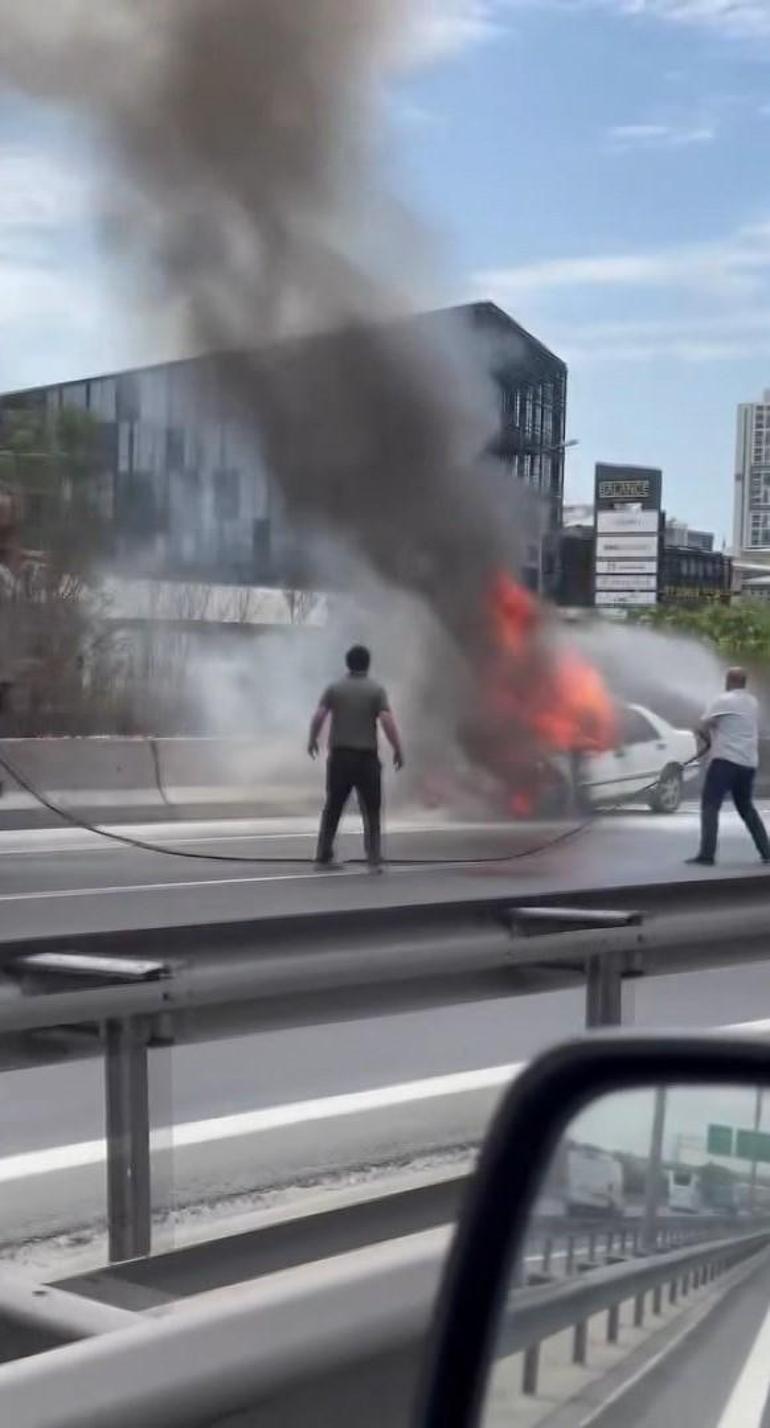 Basın Ekspreste alev alev yanan otomobilin sürücüsü: Kimsede yangın tüpü yok, olanlar da boş