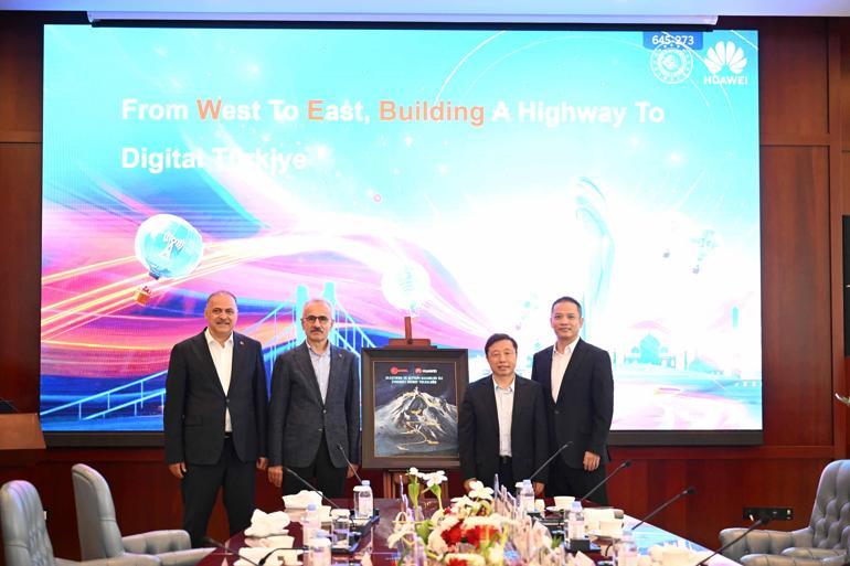 Bakan Uraloğlu, teknoloji firmalarıyla bir araya geldi