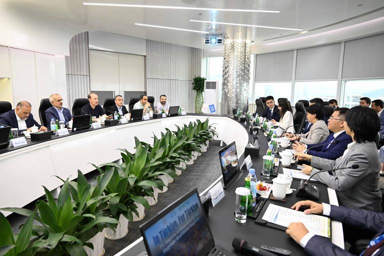 Bakan Uraloğlu, teknoloji firmalarıyla bir araya geldi