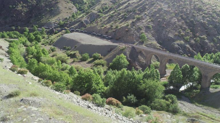 Elazığ’da yük treninin 5 vagonu raydan çıktı