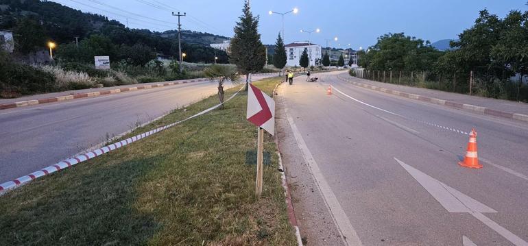 Çanakkale’de motosikletle refüjdeki trafik levhasına çarpan sürücü öldü