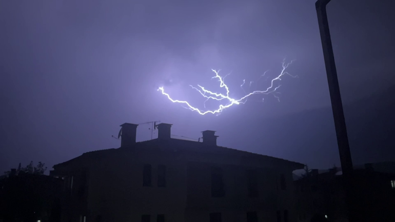 Boluda yıldırım düşme anları kameralarda