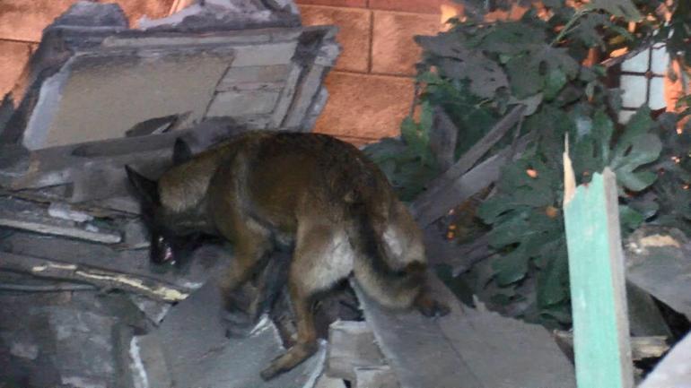 Fatihte, 2 katlı metruk binada kısmi çökme