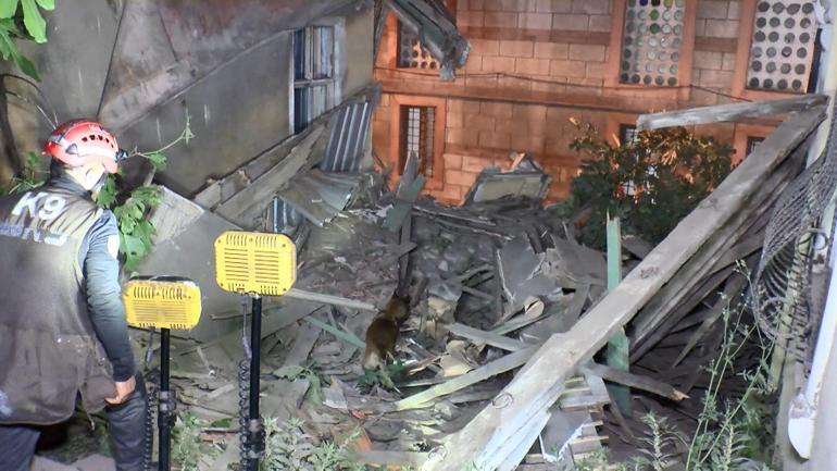 Fatihte, 2 katlı metruk binada kısmi çökme