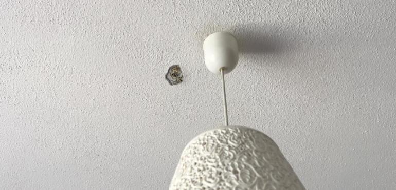 Kardeşinin hilti ile evinin tavanını deldiği iddiasıyla şikayetçi oldu