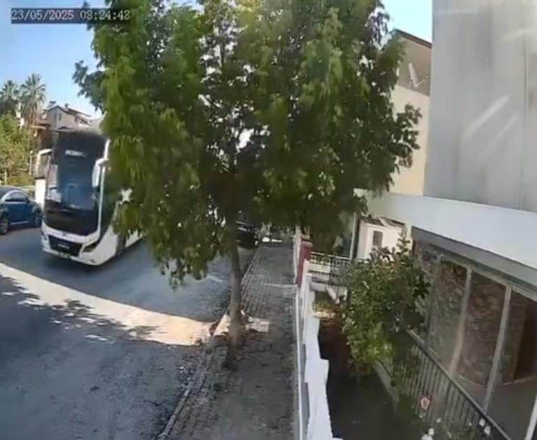 Sokakta yatan köpeği ezip yoluna devam etti; o anlar kamerada