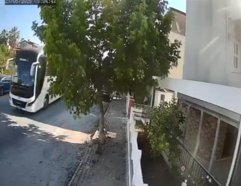 Sokakta yatan köpeği ezip yoluna devam etti; o anlar kamerada