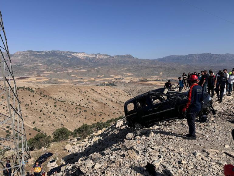 Hafif ticari araç şarampole devrildi: 3 ölü, 3 yaralı