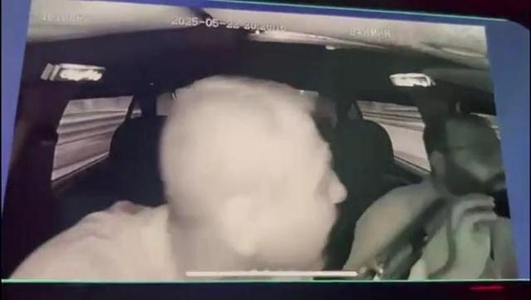 Taksiciyi silahla tehdit eden şüpheli tutuklandı; olay anı kamerada